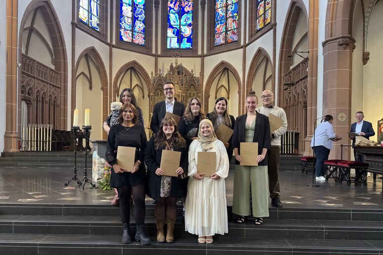 Gruppenfoto der Absolvent_innen des Studiengangs B.A. Angewandte Pflegewissenschaften