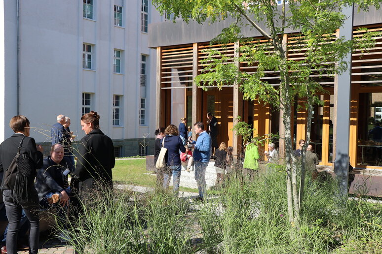 Pause im Sonnenschein auf dem Paderborner Campus.