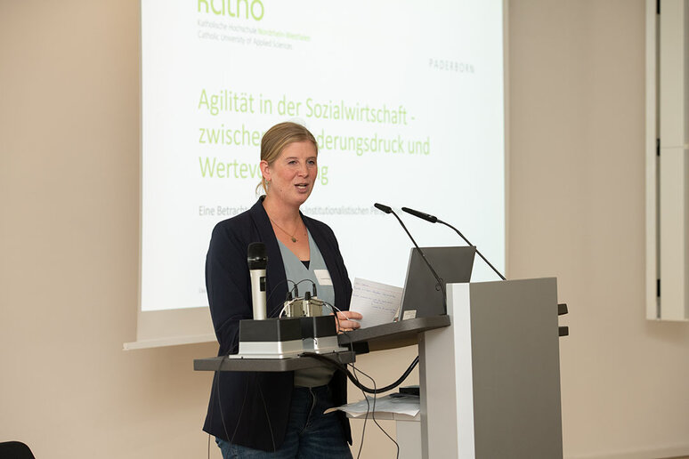 Promovendin Lisa Kieselmann am Redepult.