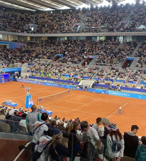 Von der Tribüne auf den Tenniscourt gefilmt.