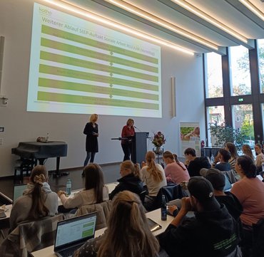 Im Hörsaal kommen die neuen BA-Studierenden Soziale Arbeit zusammen und erhalten Infos zum StEP-Projekt 2025.