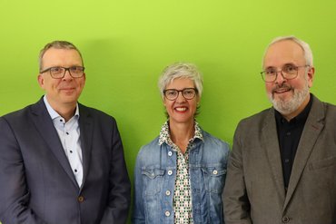 Die neue Dekanin des Fachbereichs Theologie Prof.in Dr.in Bergit Peters mit den Prodekanen Prof. Dr. Ulrich Feeser-Lichterfeld (links) und Prof. Dr. Kai G. Sander (rechts).