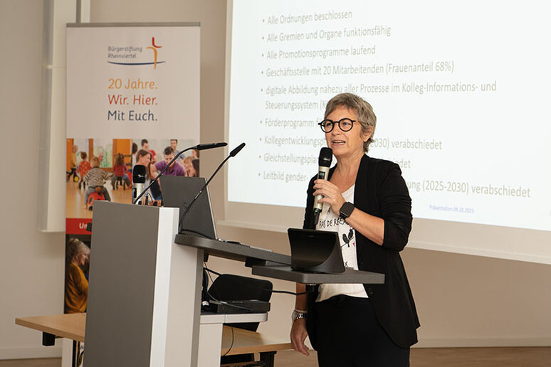 Prof.in Dr.in Eike Quilling steht am Redepult und hält ein Mikrofon.