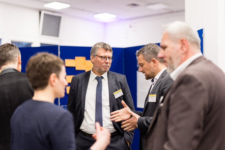 Im Open Space „Science meets Politics“ stehen Teilnehmende für intensiven Austausch zusammen.