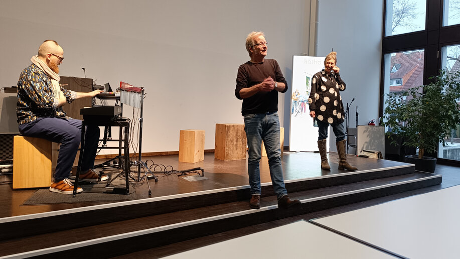 Das „RatzFatz“ Improtheater begeistert das Publikum mit ihrer spontanen Inszenierung