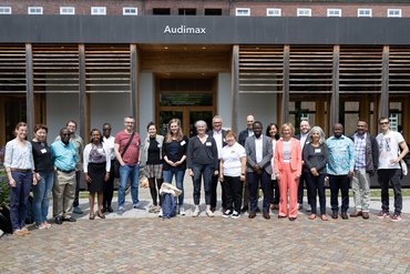Eine Gruppe internationaler Gäste der International Week steht als Gruppe vor dem Hochschulgebäude in Paderborn.
