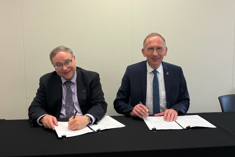 Der Rektor der Saint Pauls University, Prof. Dr. Louis Patrick Leroux, und Kanzler Bernward Robrecht unterzeichnen ein MOU.