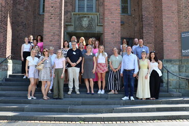 Gruppenfoto der Praxismentor_innen mit den Organisatoren_innen der Schulung vor dem Haupteingang der katho am Standort Paderborn