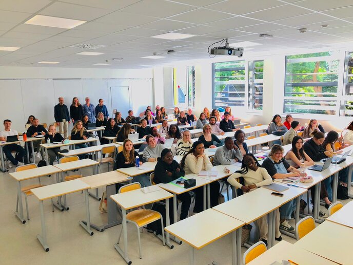 Zu sehen ist das deutsch-französische Seminar in einem Kursraum. Studierende sitzen an ihren Tischen.