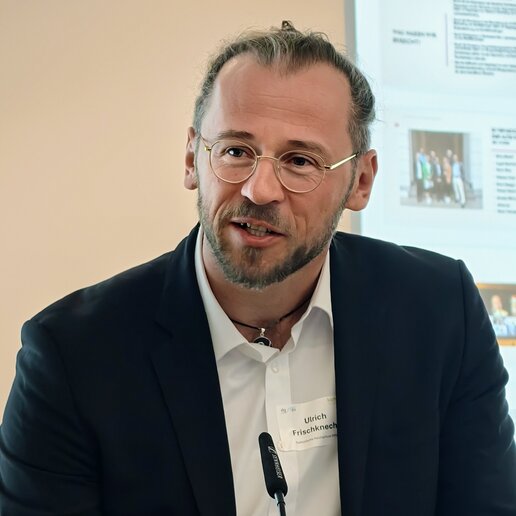 Prof. Dr. Ulrich Frischknecht am Redepult