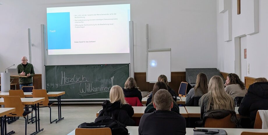 Prof. Dr. Gerhard Kilz begeisterte die Schüler_innen mit dem Thema "Menschenwürde"
