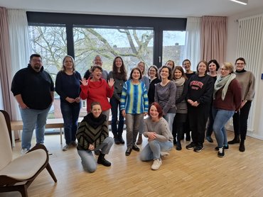 Die Teilnehmenden des fünften Durchgangs der Weiterbildung „Fachberatung im inklusiven Kinderschutz“ mit Professorin Heike Wiemert (rechts)