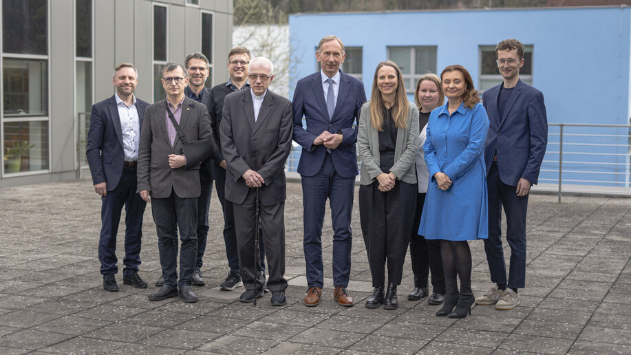 Gruppenfoto mit allen Beteiligten des Besuchs.