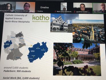 Eine Powerpointfolie zeigt den Standort Paderborn auf einer Karte Nordrhein-Westfalens. Zudem siehtr man einige Bilder vom Standort Paderborn und der Stadt , unter anderem ein Panorama der Stadt und das Rathaus.