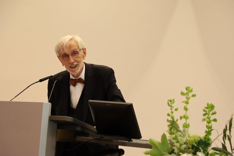 Prof. Dr. Hans Martin Weikmann am Redepult