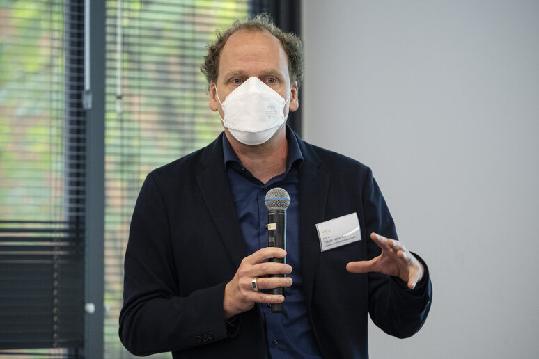 Professor Hölterhob bei Vortrag.