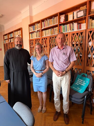Im Institut für Ökumenische Forschung der ULBS, v.l.n.r.: Dr. Alexandru Ioniță, Magdalena Koy, Bernward Robrecht