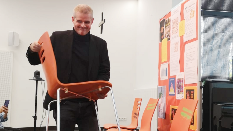 Die Stühle werden symbolisch zu den anderen Abteilungen getragen. 