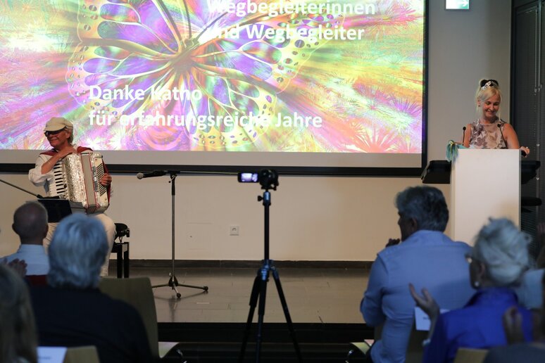 Ein Musiker mit Akkordeon auf der Bühne