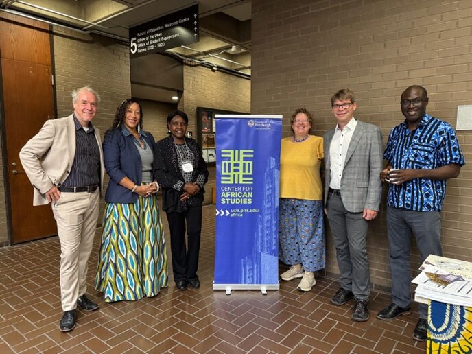 Sechs Personen stehen neben einem Roll-up mit der Aufschrift "Center for African Studies"