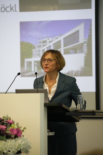 Die Rektorin steht am Rednerpult