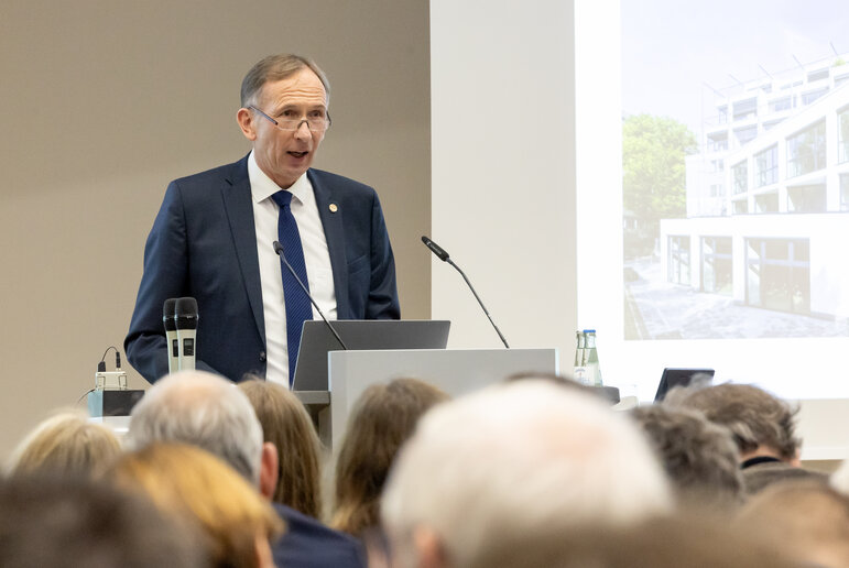 Rede des Kanzlers Bernward Robrecht: Er stellte anhand des Alphabets die zahlreichen Facetten der katho dar. 