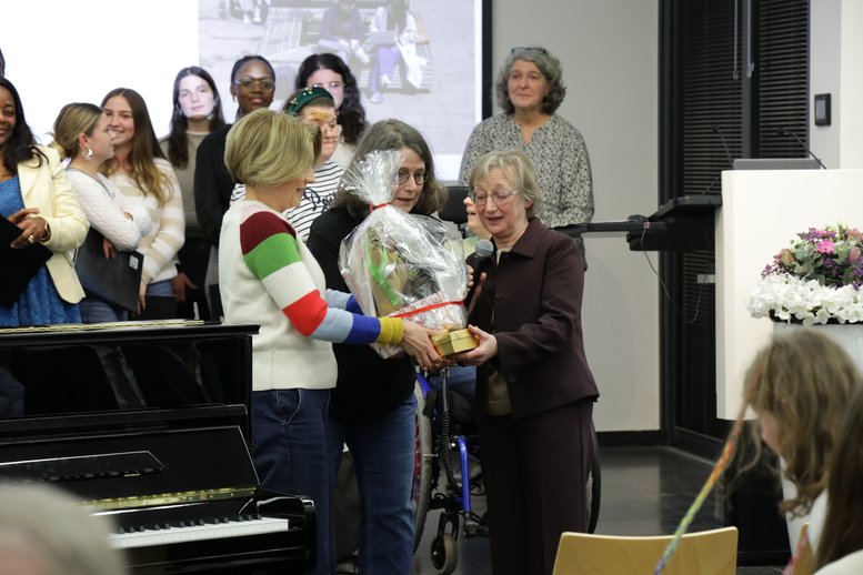 Schirra-Weirich bekommt auf der Bühne Geschenke überreicht