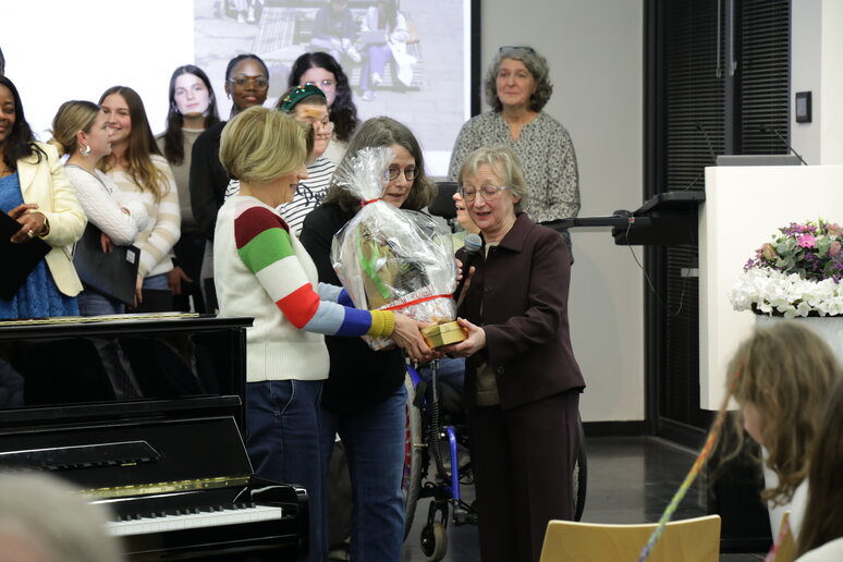 Schirra-Weirich bekommt auf der Bühne Geschenke überreicht