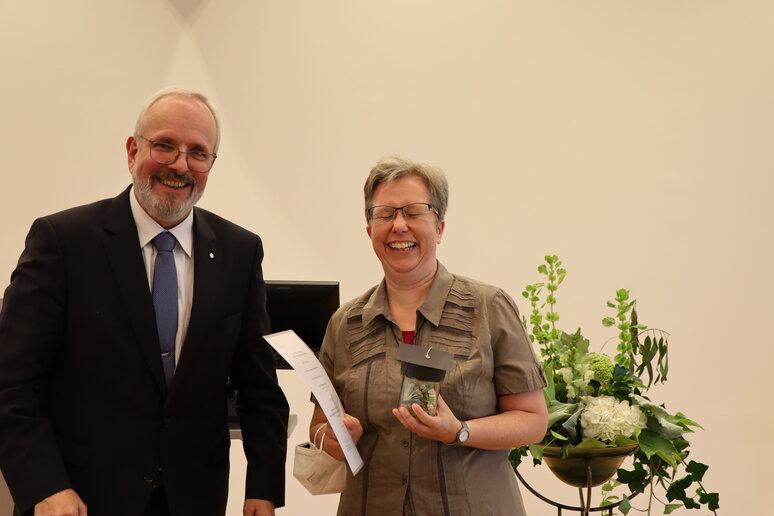 Absolventin erhält von prof. Sander die Auszeichnung zur besten Abschlussarbeit