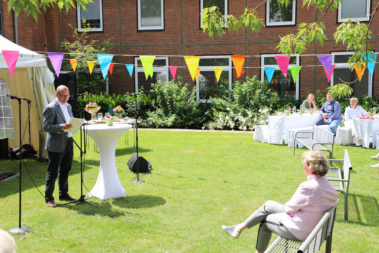 Herr Beermann hält eine Rede an einem Tisch.