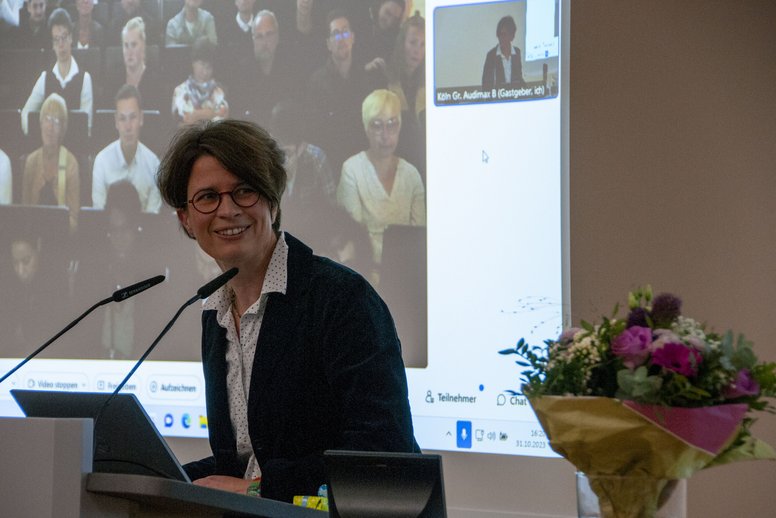 Prof.in Dr. Annette Müller hält die Laudatio auf den Thesispreisträger. 