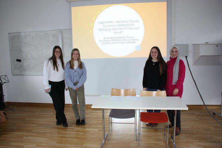 Studierende stellen ihre Ergebnisse aus der Praxisforschung vor.