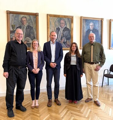 In der Kanzlei des Evangelischen Landeskonsistoriums der Ev. Kirche A.B. in Rumänien, v.l.n.r.: Propst Dr. Dr. h.c. Johann Schneider, Magdalena Koy, Bernward Robrecht, Dr. Ramona Besoiu, Friedrich Gunesch