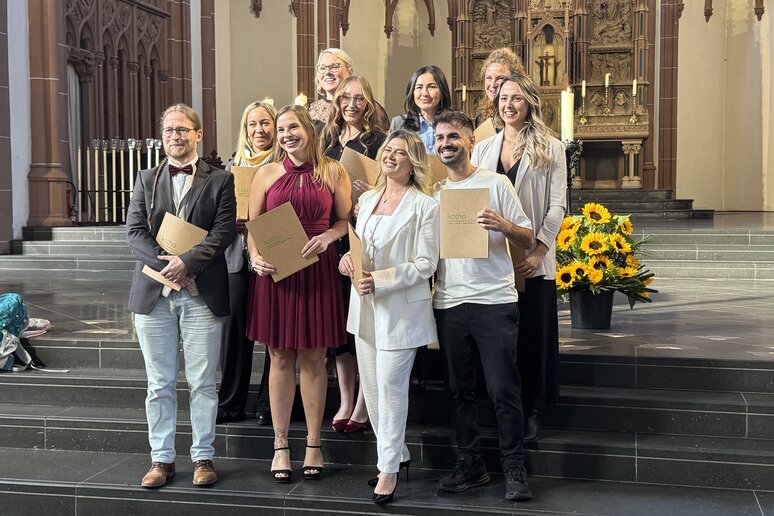 Gruppenfoto der Absolvent_innen des Studiengangs M.A. Pflegemanagement