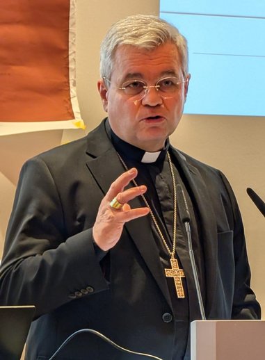 Erzbischof Betz steht am Rednerpult und spricht.