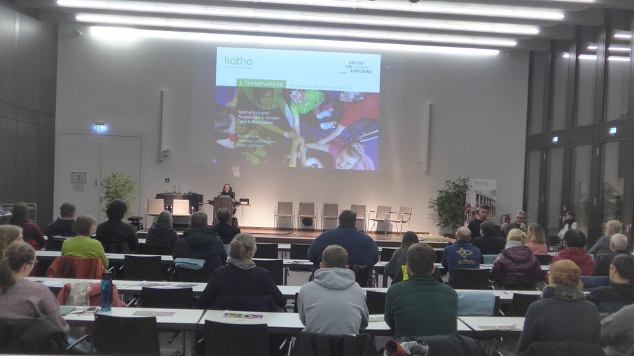 Julia Franziska Roos führte durch den Abend.