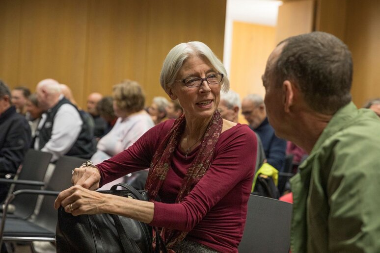 Eine Mann und eine Frau im gemeinsamen Gespräch.