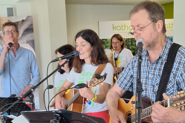 Die beiden Bands „Church Rocking Köln“ und „Grenzenlos“ sorgten während der Veranstaltung für den musikalischen Rahmen und animierte mit international bekannten Songs das Publikum stimmungsvoll zum Mitsingen.