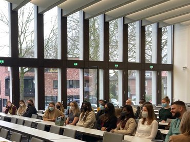 Internationale Studierende sitzen im Vorlesungssaal der katho in Münster