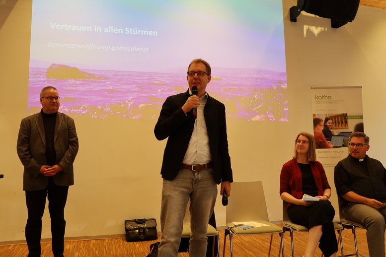 Wortgottesdienst unter dem Motto "Vertrauen in allen Stürmen" mit Prof. Dr. Wilhelm Tolksdorf, Prof. Dr. Gregor Buß, Leonie Wulf, KHG und Studierendenpfarrer Tobias Hasselmeyer.