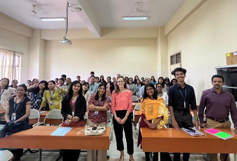 Prof.in Haase wird in einem Seminarraum der Christ University zusammen mit indischen Studierenden gezeigt.