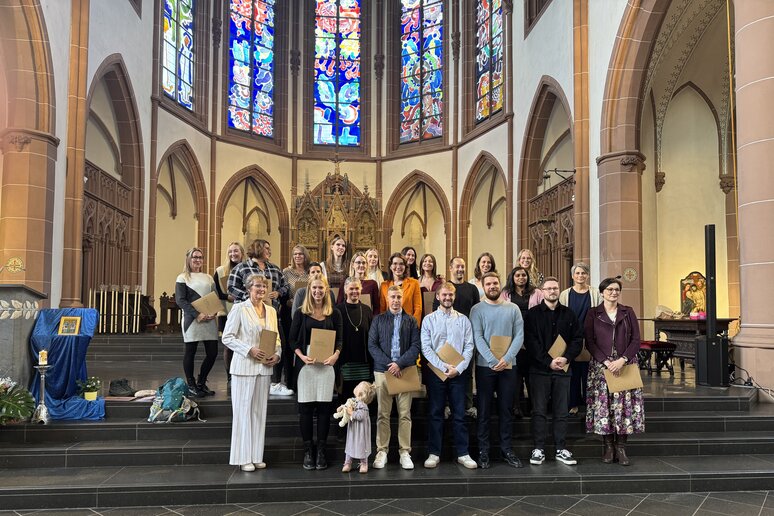 Gruppenfoto der Absolvent_innen des Studiengangs B.A. Pflegemanagement