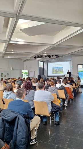 Voll besetzte Aula bei Infovortrag