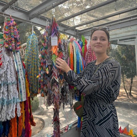 Bunte Farben und Kraniche im Friedenspark von Hiroshima.