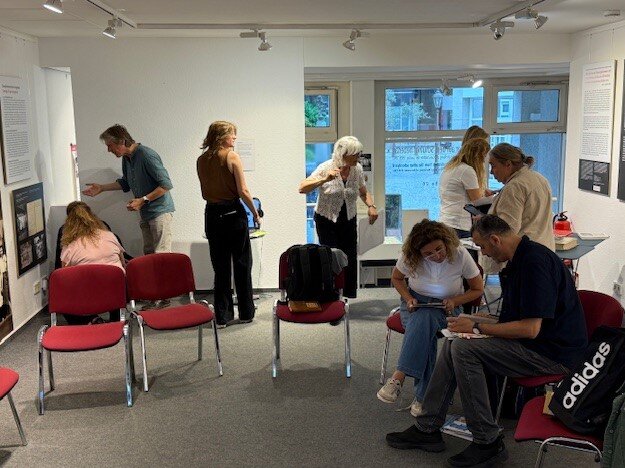 Im Lern- und Gedenkort Jawne in Köln informierten sich die israelischen Gäste und gingen direkt an die Arbeit zum gemeinsamen Projekt.