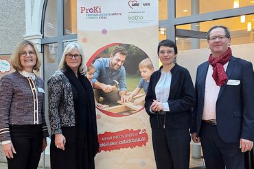 Die Projektbeteiligten Ulrike Hüppe (Vorständin der Sozialstiftung NRW), Andrea Krolzig (Abteilungsleitung Kita AWO Bezirksverband Niederrhein), Josefine Paul (Ministerin für Kinder, Jugend, Familie, Gleichstellung, Flucht und Integration des Landes Nordrhein-Westfalen) und Prof. Dr. Michael Obermaier (Professor für Erziehungswissenschaft und Leiter des foki) (v.l.n.r.) stehen für ein Gruppenfoto zusammen.