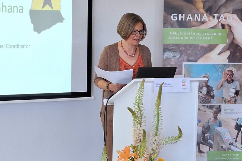 Helene Hofmann, Leiterin des International Office, stellt die Verbindungen zu den beiden ghanaischen Partnerhochschulen vor.