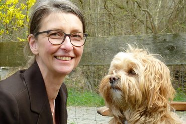 Professorin Marion Menke mit ihren Therapiehund Henessy, der regelmäßig auch an Seminaren am Standort Münster teilnimmt.