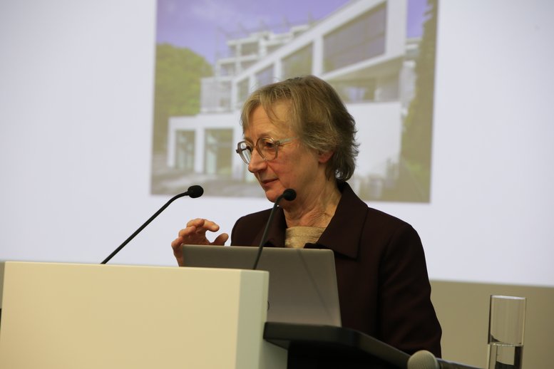 Schirra-Weirich steht am Rednerpult