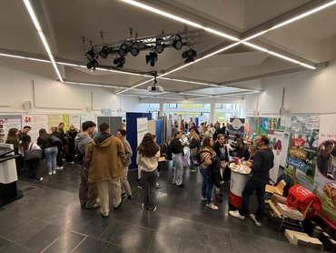 Verschiedene Beratungsstände und Angebote  in der Aula 